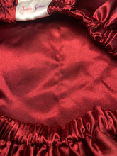 Load image into Gallery viewer, Snag &amp; Tug Medium Burgundy Bonnet
