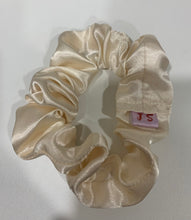 Load image into Gallery viewer, Snag &amp; Tug Pearl Large Scrunchie
